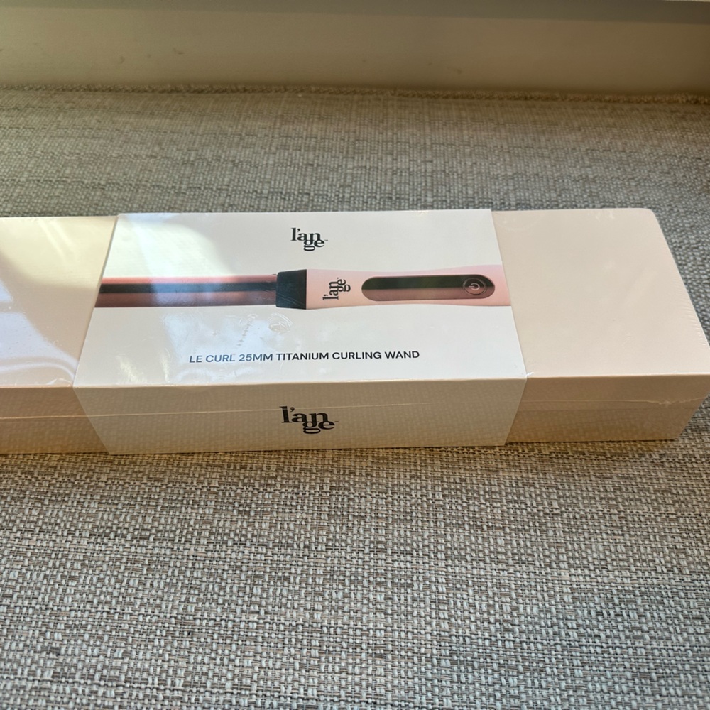 L’ANGE Le Curl 25MM Titanium Curling Wand
NEW IN BOX